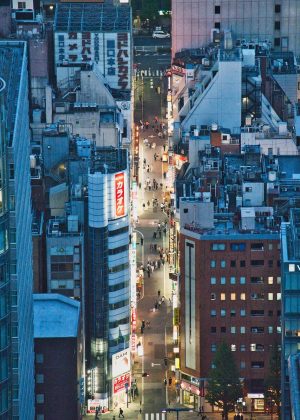小蓝视频gtv热播都市情感剧封面，城市夜景背景下两位主角对视，暖色调灯光渲染情感张力